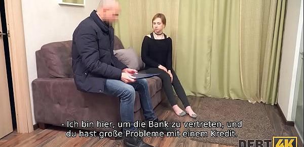  DEBT4k. Hübsches jugendlich Mädchen mit einem Halsreif befriedigt Schuldeneintreiber boner